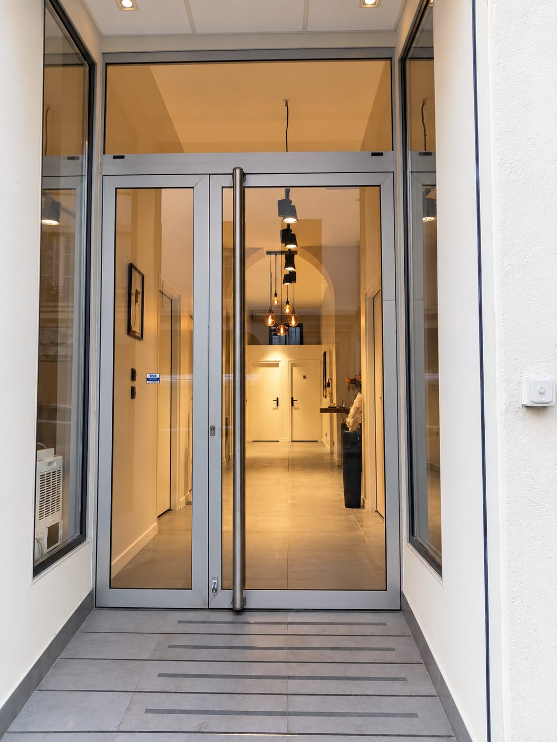L'entrée vitrée du cabinet, rue Pierre Corneille