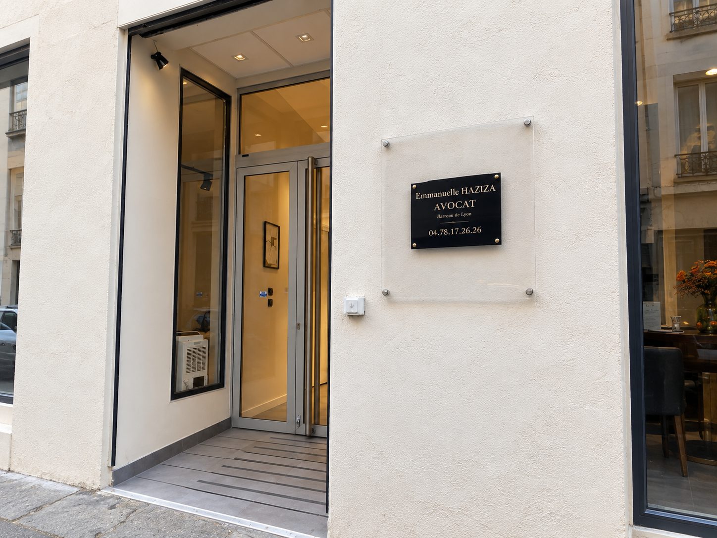 La façade du cabinet et sa plaque « Emmanuelle HAZIZA, Avocat »